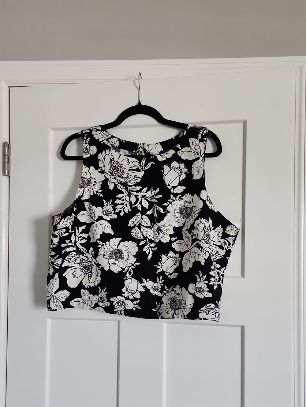 NWT Old Navy Black and White Floral Linen Blend Crop Top